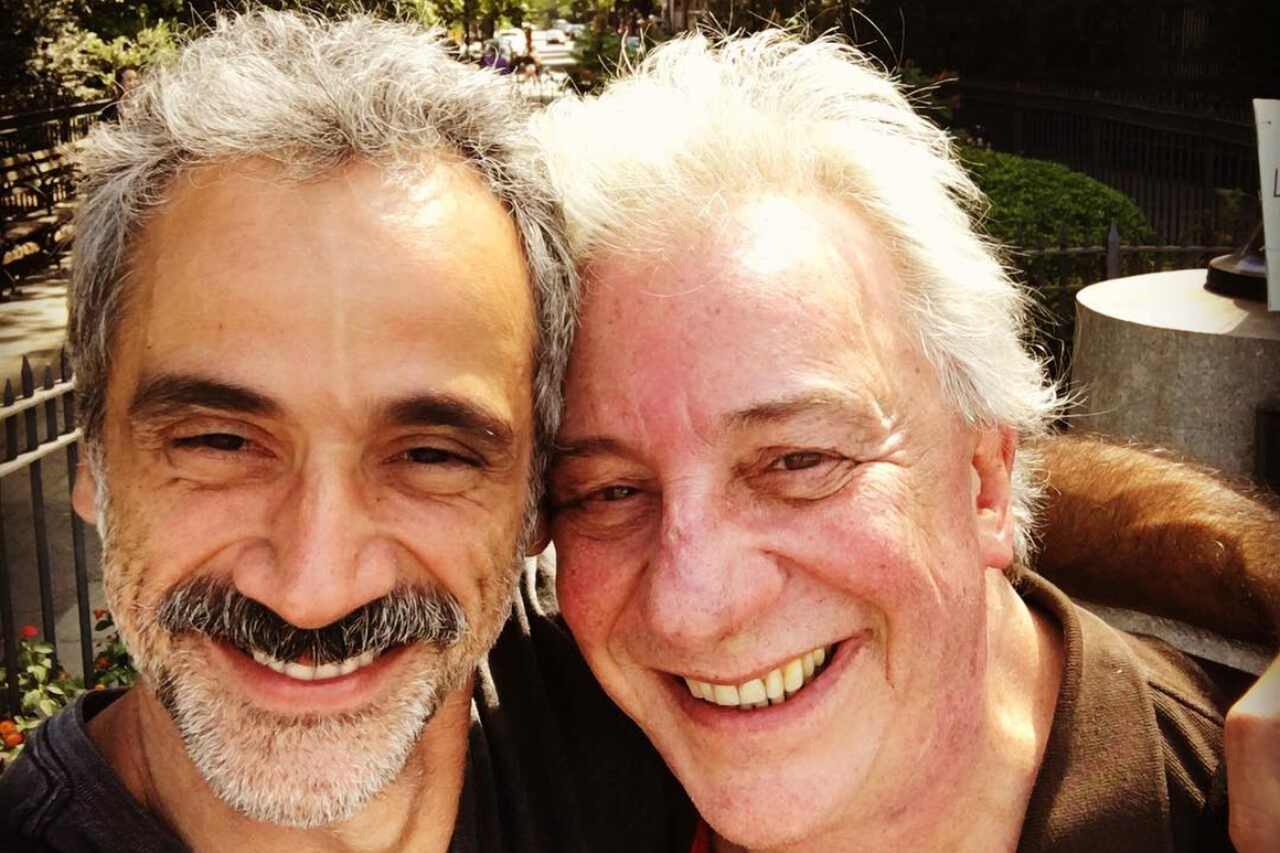 Marco Nanini e Fernando Libonati com os rostos próximos e sorrindo