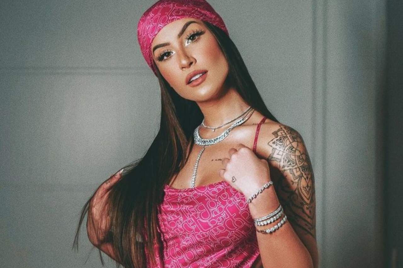 Bianca Andrade de blusa e bandana rosa