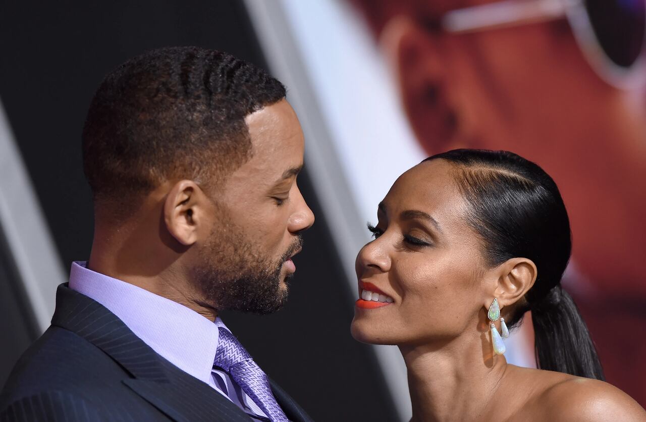 Jada e Will Smith se olhando de forma apaixonada