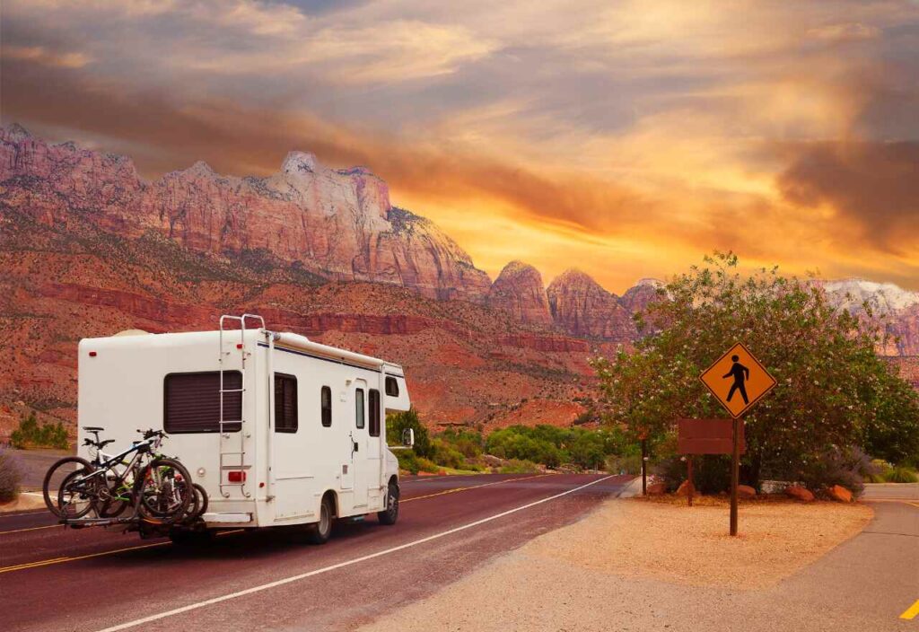 motor home em uma estrada deserta