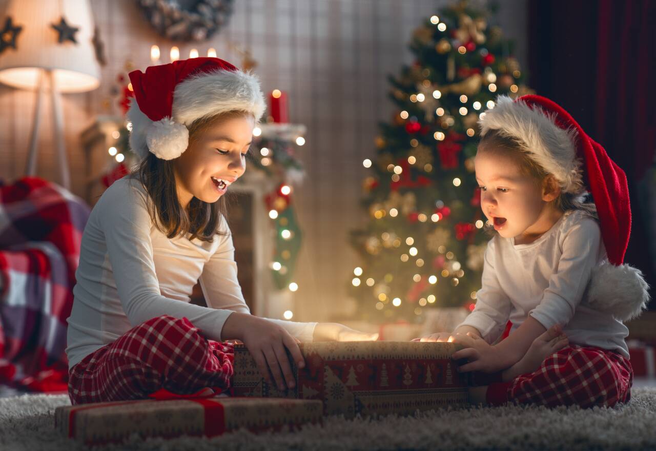 Duas crianças ganhando celular de presente de natal 2023