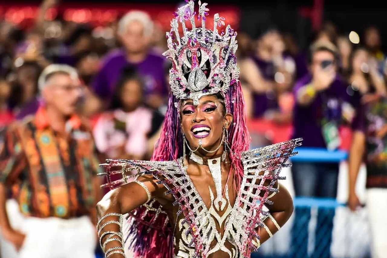 Rainha de Bateria da Viradouro 2024 de frente sorrindo Quem Ganhou o Carnaval do Rio de Janeiro 2024