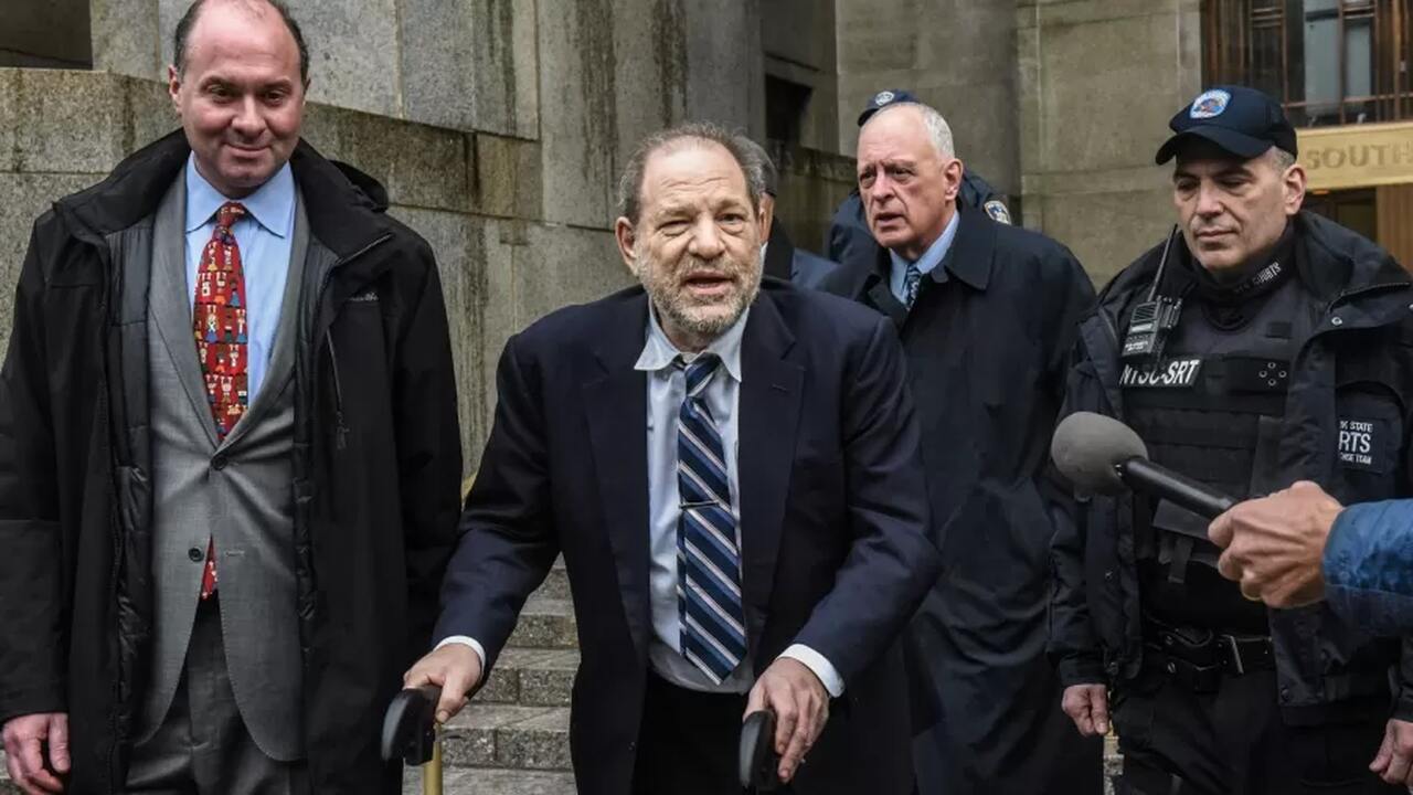 Harvey Weinstein acompanhado de policiais e imprensa.