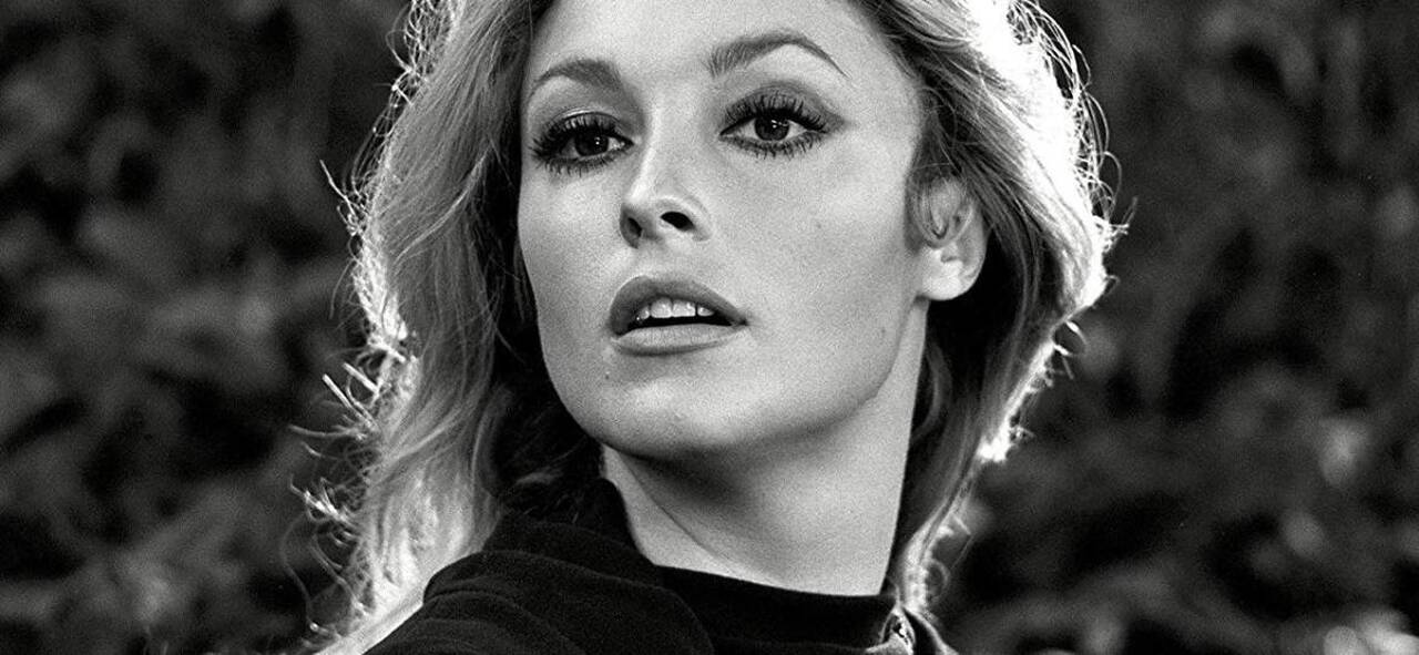 Sharon Tate fotografada de rosto preto e branco