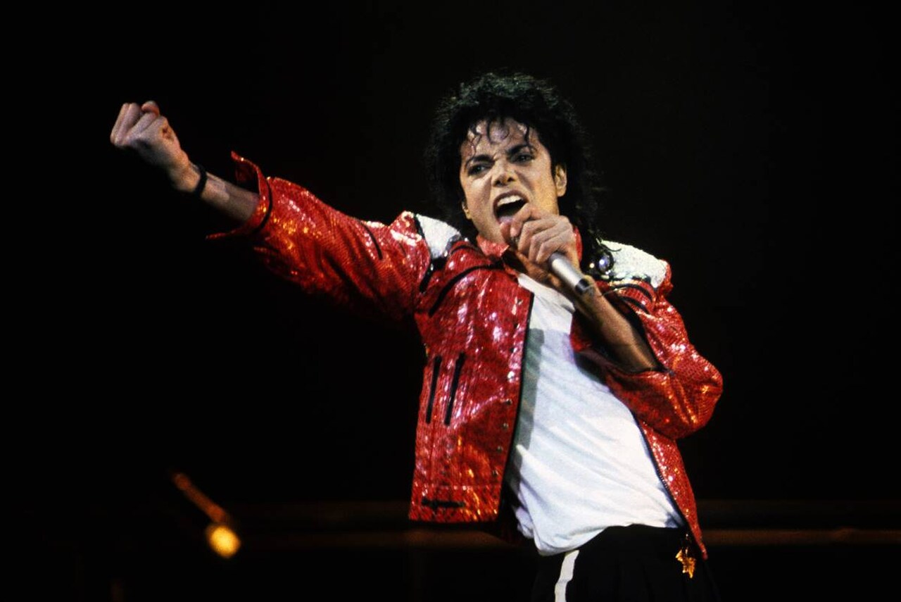 Michael Jackson em um show com uma jaqueta vermelha